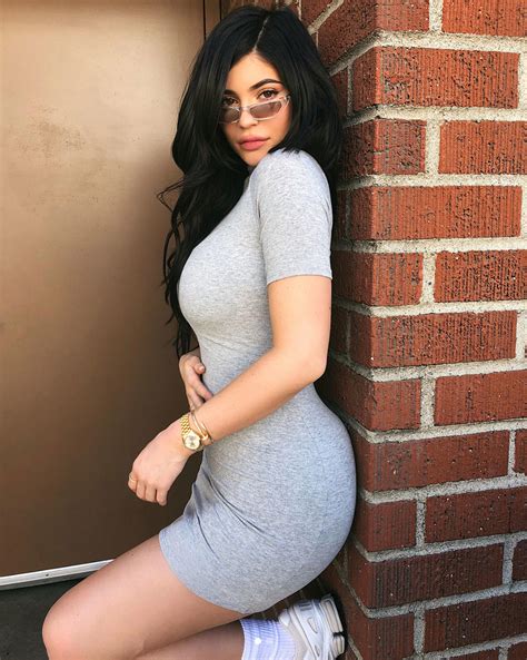 Kylie Jenner Shows Off Her 11 Week Post Baby Body In Curve Hugging Dress