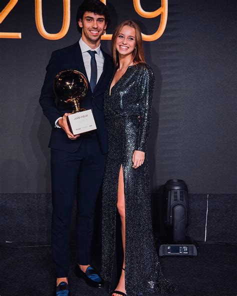 In april 2019 the goalkeeper signed a contract with atlético madrid that nets him a whopping salary of 20.8 million euro (18.3 million pound) per year. João Félix recebe troféu e inclui namorada nos agradecimentos à família - MoveNotícias