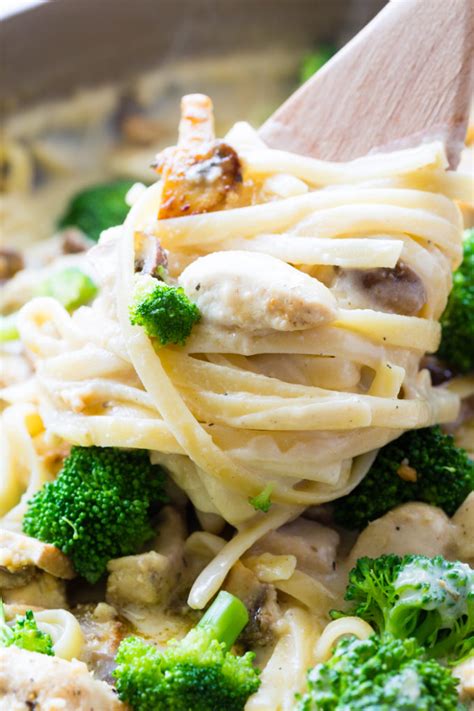 Fettuccine Alfredo With Chicken Mushrooms And Broccoli Easy Peasy Meals