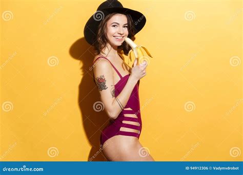 Glimlachend Mooi Meisje In De Zomerhoed En De Banaan Van De Zwempakholding Stock Foto Image Of