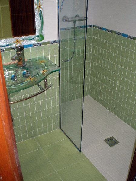 Alternativamente, un piso de ducha se puede personalizar en una bandeja o colocar en una sola pieza de pizarra maciza. Foto: Ducha de Obra a Nivel del Suelo de REFORMAS ...