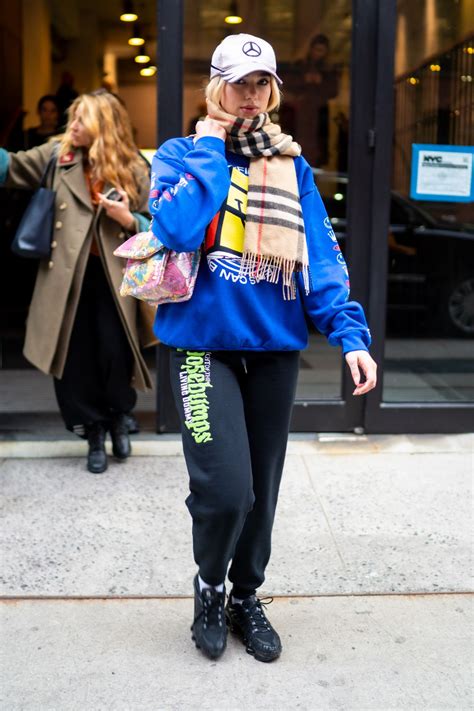 Dua lipa showcased her enviable style and new strawberry blonde hair when she stepped out with her boyfriend anwar hadid on tuesday in new york city. Dua Lipa Street Style - New York City 02/18/2020 • CelebMafia