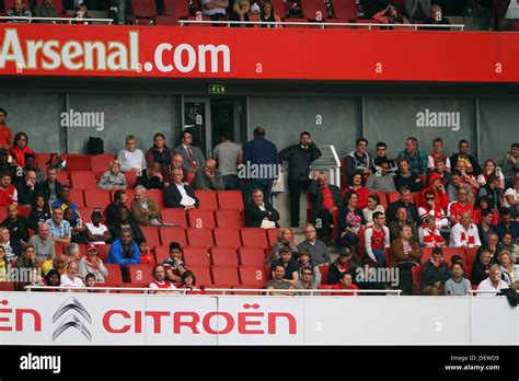 Emirates Stadium Fans Hi Res Stock Photography And Images Alamy