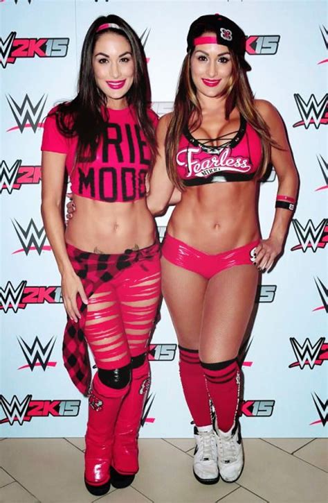 The Bella Twins Nikki Bella Brie Bella Wwe Divas Paige
