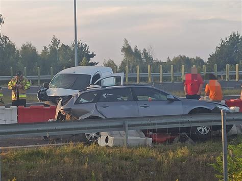 Ale, to akurat nie jest nic dziwnego. Wypadek na S8! Zderzyły się dwa samochody, jedno wisi na barierkach | Warszawa W Pigułce