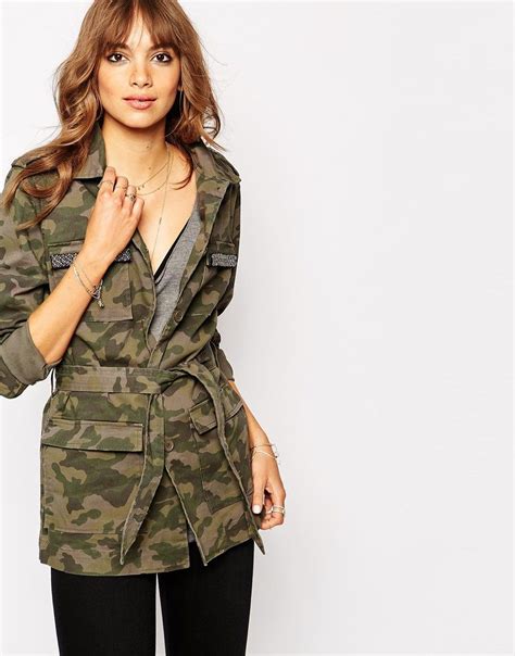 La veste camouflage femme est la pièce à porter chaque saison, elle se combine très bien avec des styles et des matières différents. Vila - Veste militaire motif camouflage - Vila - Pickture