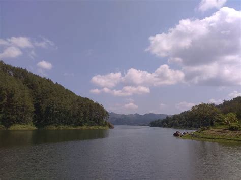 Tempat wisata di tulungagung sementara bagian danau yang ada di dekatnya adalah bagian dari waduk wonorejo. Ranu Gumbolo, gabungan ciptaan yang indah dari Tulungagung - GoTravelly
