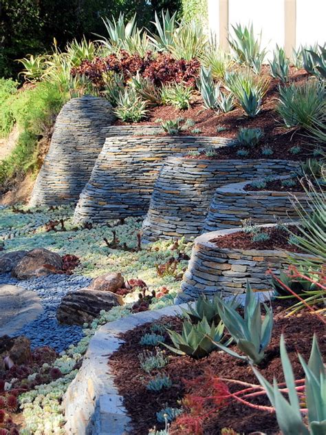 Dry stone walls are those that are built without wet mortar, and they have some advantages. 79 ideas to build a retaining garden wall - slope ...