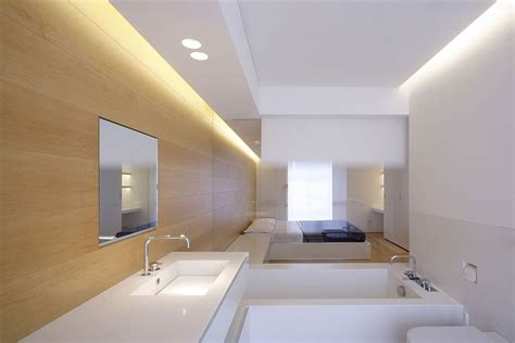 Klare, glatte linien, farbgebung in reinem schwarz, weiß. Kleine und moderne Badezimmer mit Badewanne - fresHouse