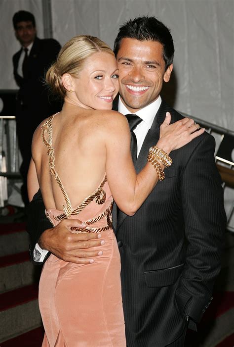 Kelly Ripa Gushes Over Mark Consuelos Who Gave Her Flowers On 26th