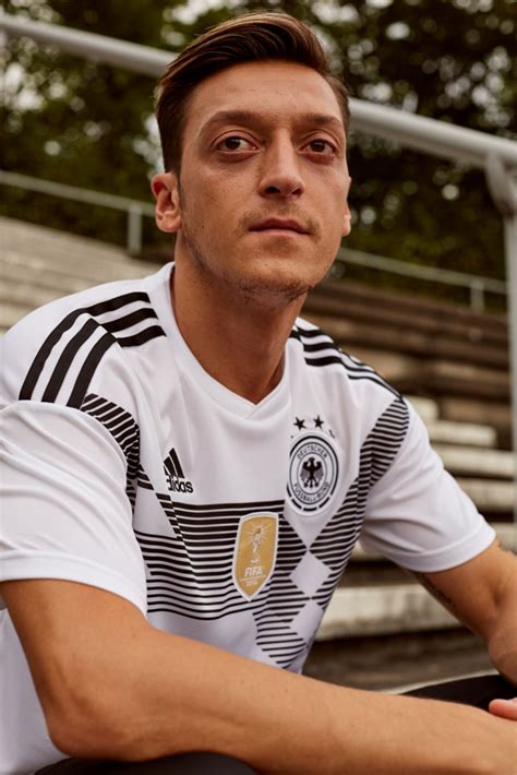L'allemagne s'est qualifiée pour la phase finale de l'euro 2021 qui se déroulera du 11 juin au 11 juillet 2021. Allemagne 2018 les nouveaux maillots de foot CDM 2018