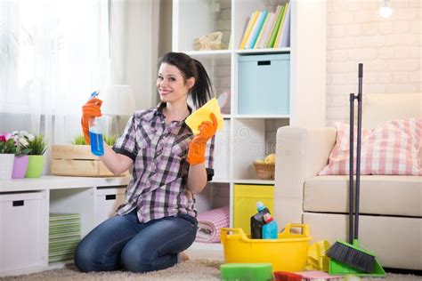 Mulher Que Faz A Limpeza Da Casa Foto De Stock Imagem De Trabalhador