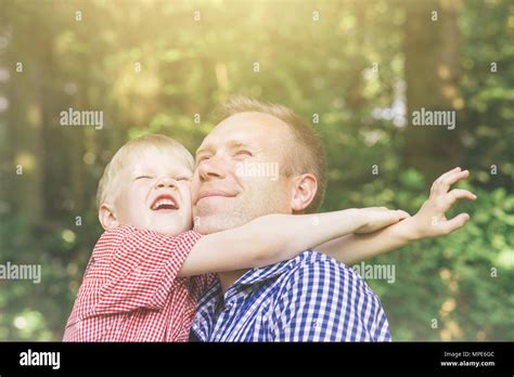 Padre E Hijo Un Abrazo Sonriente Y Tumbarse Al Sol Concepto De