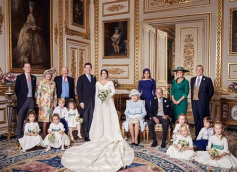Il la demandee en mariage en ecosse a lete 1946 mais les fiancailles de la princesse elizabeth et du lieutenant philip mountbatten ne sont annoncees officiellement que le 10. Photos - La reine Elisabeth II : retour en 30 photos sur ...