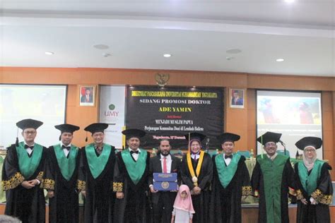 Gelar untuk lulusan pendidikan profesi atau spesialis ditulis di depan atau di belakang nama yang berhak dengan mencantumkan inisial gelar. Perjuangan Komunitas Muslim Dani di Lembah Baliem Oleh Ade ...
