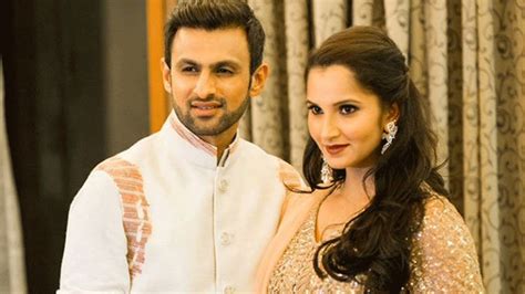 Shoaib Malik With Wife Sania Mirza Folder