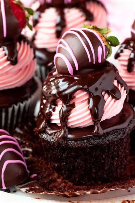 Chocolate Covered Strawberry Cupcakes ~ Recipe Queenslee Appétit