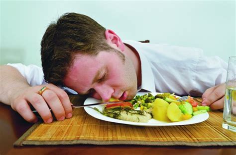 Uncontrollable yawning, heavy eyelids, and the powerful urge to doze off during the day are signs of excessive sleepiness. Why do we feel sleepy after eating? - How It Works