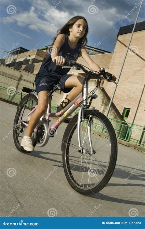 Guida Della Ragazza Della Bicicletta Fotografia Stock Immagine Di Ciclismo Strada 6586380