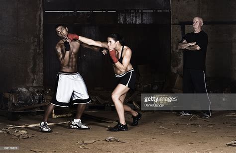 Jeune Homme Et Femme En Match De Boxe Photo Getty Images