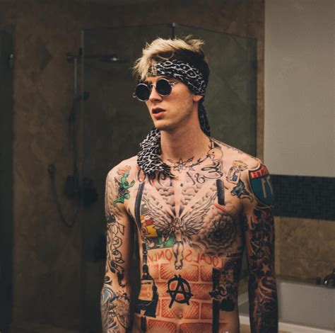 Machine gun kelly showed off his tattoo transformation for the dirt. NEW VIDEO: MACHINE GUN KELLY X HAILEE STEINFELD "AT MY ...