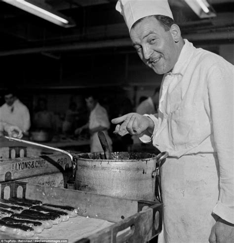 Retro Images Show Army Of 400 Cooks Cater For Diners At Worlds Largest