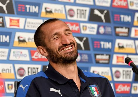 Chiellini no longer has the physical form to be consistent at the highest level but damn he is so good in this kind of situations. Chiellini va controcorrente: "Guardiola ha rovinato il ...