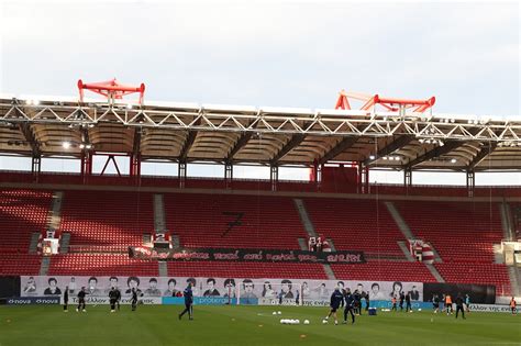 Τρία ματς φωτιά δίνει τις τρεις τελευταίες αγωνιστικές των playouts και μάλιστα τα 2 εκτός έδρας ο οφη. Ολυμπιακός και ΟΦΗ κατέθεσαν λουλούδια στη μνήμη των ...