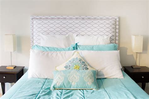 Covered with fabrics like microfiber, linen, or velvet, some options are heavily padded while others are tufted to add luxurious detail. Do it yourself Fabric Headboard - BigDIYIdeas.com