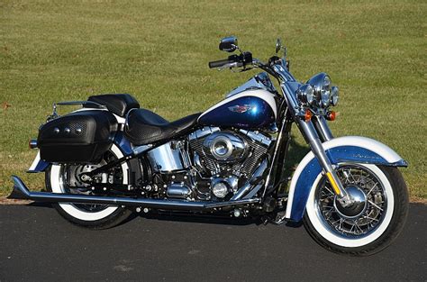 Wide seats may hinder opening of lid. 2010 2-TONE BLUE & WHITE HARLEY DAVIDSON SOFTAIL DELUXE ...