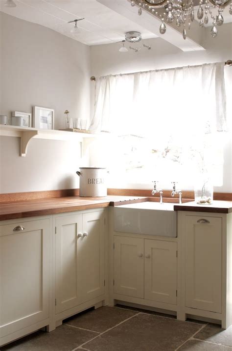 This farmhouse style shaker kitchen is quaint and sweet. Shaker cabinets farmhouse sink | Kitchen Inspiration ...
