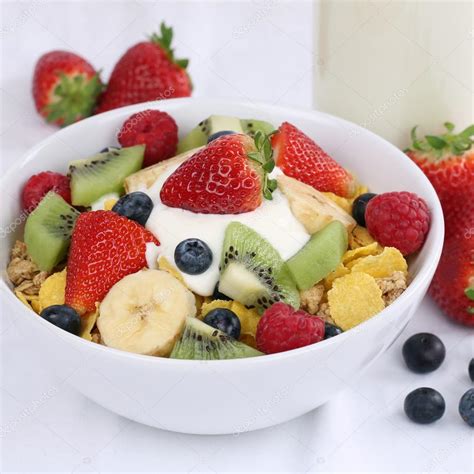 Fotos De Cereales De Frutas Con Yogur Y Fresas Imagen De