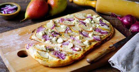 Flammkuchen mit Birnen Zwiebeln und Ziegenkäse