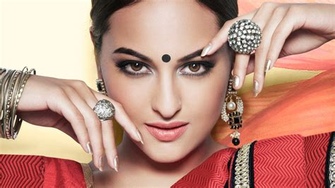 Sonakshi Sinha Bollywood Actress Wallpapers Hd Wallpapers Id 13712