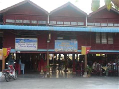 Sungai haji dorani, untuk beli makanan laut jika nak buat barbeque. Maxpac Marketing & Promotions - Homestay Sungai Haji Dorani
