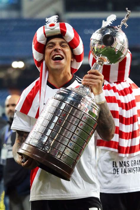 La noche del 19 de mayo pasado, cuando river vivió una noche histórica, venciendo a independiente santa fe con un equipo diezmado por el covid y enzo pérez de arquero; MADRID, SPAIN - DECEMBER 09: Enzo Perez of River Plate ...