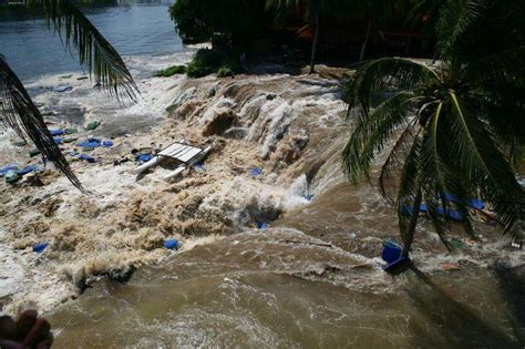 Tidal waves devastated the southern indian coastline killing 1000 people, the home. Photo | Le Tsunami sur les plages de Phuket