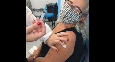Eles informaram ainda que não receberam orientações para ampliar a capacidade de cobertura para outros grupos, nem ao menos pessoas entre 59 a 50 anos. Covid-19: pessoas a partir de 50 anos com comorbidades ...