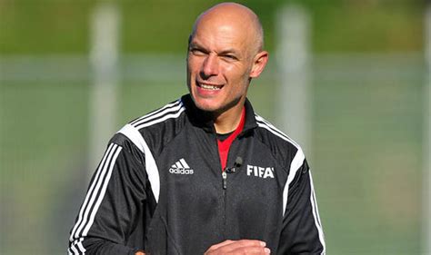 Howard webb admits his biggest mistake saw manchester united reignite title charge in 2008/09 season. Howard Webb reveals shocking text he sent to Premier ...
