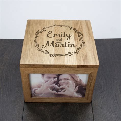 In this article 23 best wedding anniversary gift ideas in 2021 best wedding anniversary gifts specially for her 60th Wedding Anniversary Gift Ideas For Parents