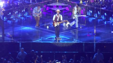 Det er tydeligvis håp for telenor arena likevel! Bruno Mars- Marry You (Live @ 02 Arena 8/10/13) - YouTube
