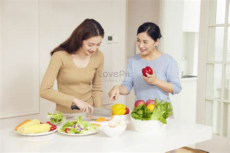 รูปแม่กับลูกสาวทำอาหารและหั่นผักในครัวที่บ้าน Hd รูปภาพการทำอาหาร เตรียมจาน ที่บ้าน ดาวน์โหลด
