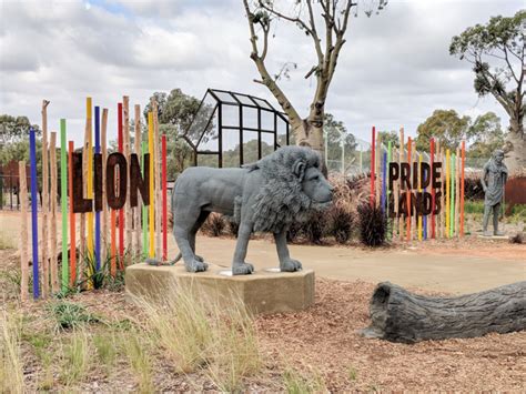 Take a cute souvenir photo out the front. Top Tips For Visiting Taronga Western Plains Zoo Dubbo ...