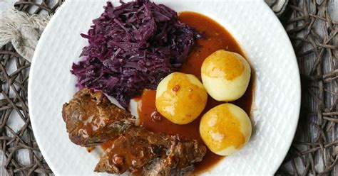 Klassische Rouladen mit Rotkohl und polnischen Klößen Rezept