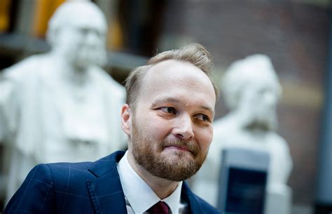 Satirical comedy, in which the host comments on the news of the previous week, sometimes accompanied by guests. Lubach voorziet einde satirische show Zondag Met Lubach ...