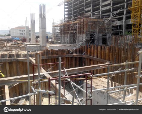 Sheet piles can easily be built together to form box piles with a wide range of characteristics. 板桩围堰挡墙在施工现场. — 图库社论照片 © Aisyaqilumar #157650352