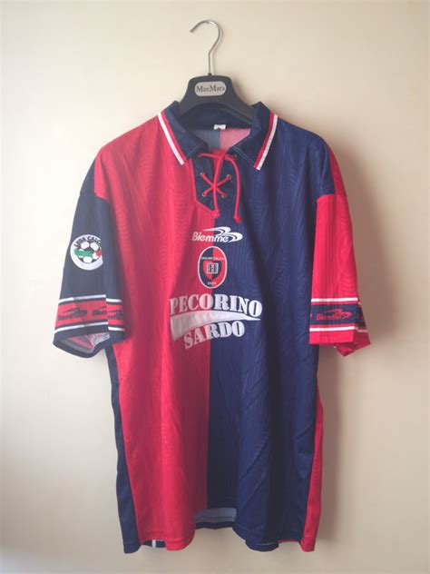 Последние твиты от cagliari calcio (@cagliaricalcio). IL PICCOLO MUSEO DEL CALCIO: Maglia del Cagliari di ...