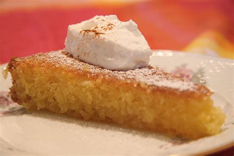 La torta all'arancia è un dolce soffice e dal profumo intenso di agrumi. Torta all'arancia e mandorle