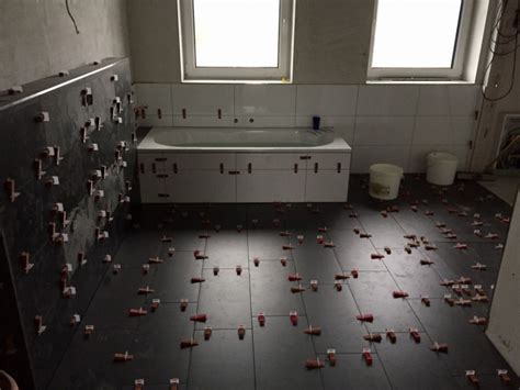 Gerade im bad können fliesen dabei noch perfekt ihre unempfindlichkeit gegenüber wasser. Badezimmer Deko Anthrazit | Fliesen wohnzimmer ...