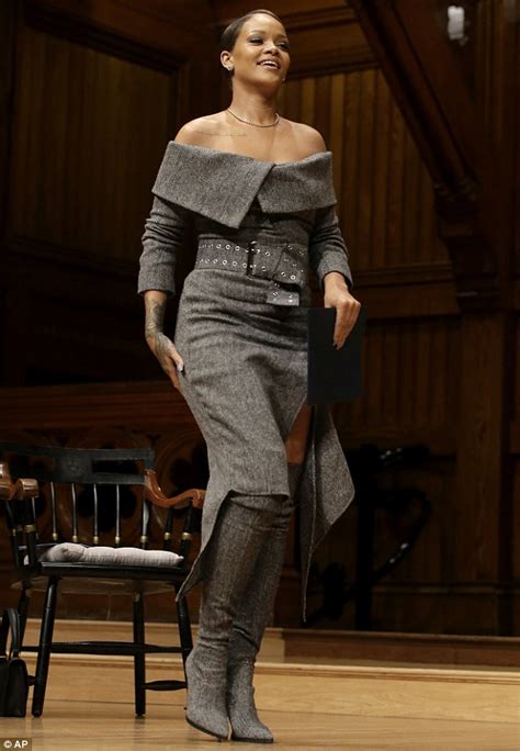 Even In A Suit She Looks Good Rihanna Glamourous In Grey As She Receives Harvard Award Cantik